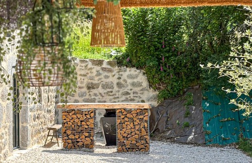 Alleyrat Maison | Beautiful home in Alleyrat with WiFi