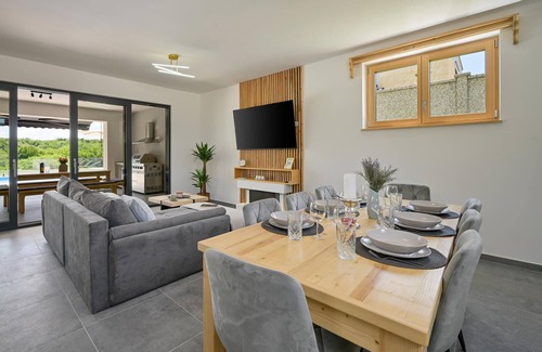 Veliko Trojstvo Maison | Beautiful home in Maglenca with sauna