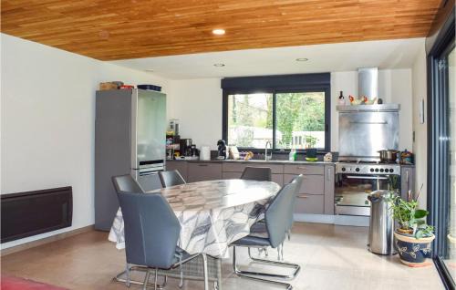 Pradines Maison | Beautiful Home In Pradines With Kitchen