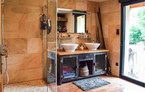 Pradines Maison | Beautiful Home In Pradines With Kitchen