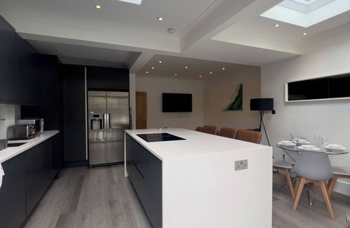 Pettits Maison | Beautiful Home in Romford East London - Sleeps 9 + Free Parking