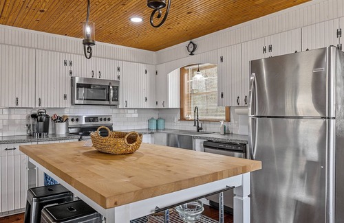 Waterloo Maison | Beautiful home located on Lake Greenwood
