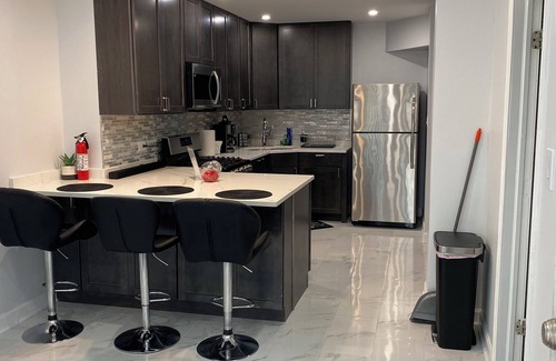 Burnside Maison | Beautiful home near WhiteSox Stadium and Downtown Chicago.