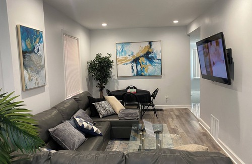 Burnside Maison | Beautiful home near WhiteSox Stadium and Downtown Chicago.