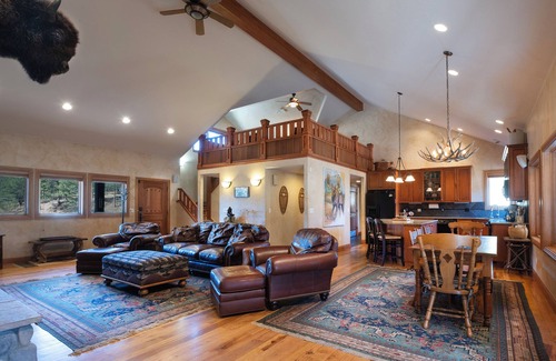 Pine Maison | Beautiful Home on 40+ Acres on South Platte River