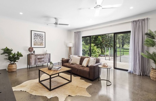 Crabbes Creek Maison | Beautiful Home on Acreage with a pool only 6 mins to beach