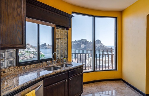 Caracol Turistico Maison | Belle maison sur Hillside avec vue à un million de dollars surplombant l'océan et la baie