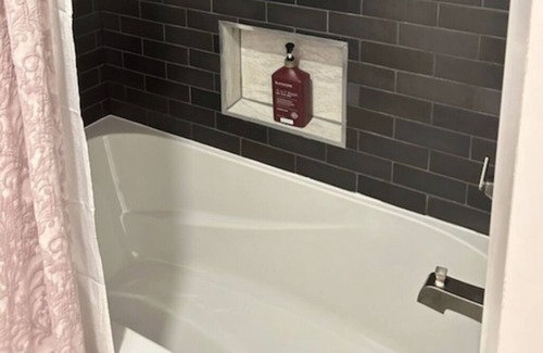Ingersoll Lit Et Petit-Déjeuner | Beautiful home stay in Ingersoll. One king bed and bathroom.