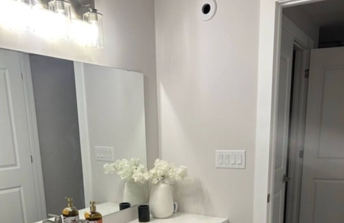 Ingersoll Lit Et Petit-Déjeuner | Beautiful home stay in Ingersoll. One king bed and bathroom.