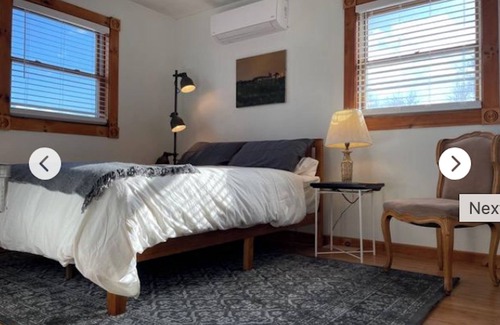 Tivoli Maison | Beautiful Home w Deck and Fenced Yard Walking To Town of Tivoli