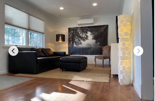 Tivoli Maison | Beautiful Home w Deck and Fenced Yard Walking To Town of Tivoli