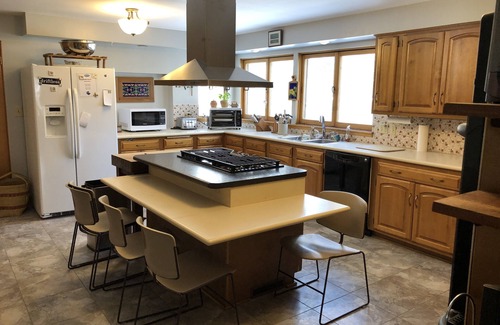 Lansing Maison | Beautiful Home with 9 Bedrooms, 7 bathrooms, 2 Cabins, 18 Hole Disc Golf Course