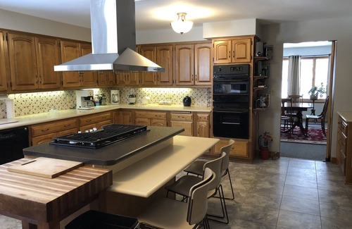 Lansing Maison | Beautiful Home with 9 Bedrooms, 7 bathrooms, 2 Cabins, 18 Hole Disc Golf Course