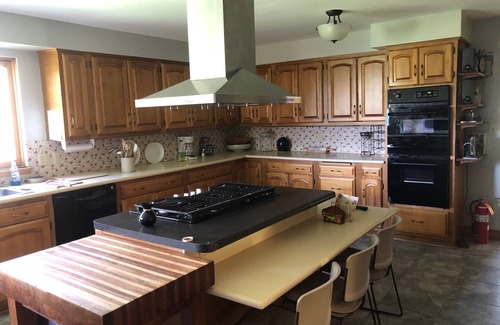 Lansing Maison | Beautiful Home with 9 Bedrooms, 7 bathrooms, 2 Cabins, 18 Hole Disc Golf Course