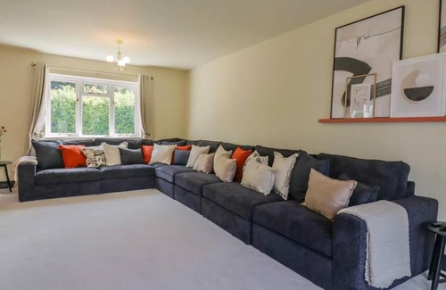 Royston Maison | Beautiful home with hot tub near Cambridge
