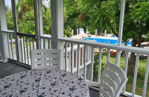 Hope Town Villa | Belle maison avec wifi, TV, A / C, quai privé, piscine et puissance de générateur de secours