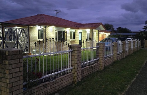 Auckland Maison | Beautiful homestay neat and tidy room with attached bathroom. Fountains view