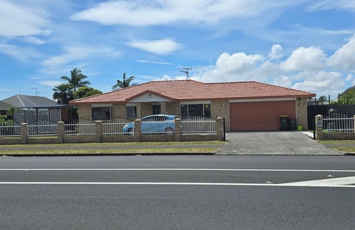 Auckland Maison | Beautiful homestay neat and tidy room with attached bathroom. Fountains view