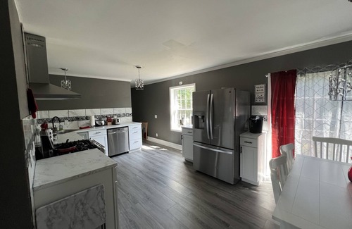 Laurel Lake Maison | Beautiful House BY THE LAKE NOT ON THE LAKE . Not on the lake. lake is1 Mile