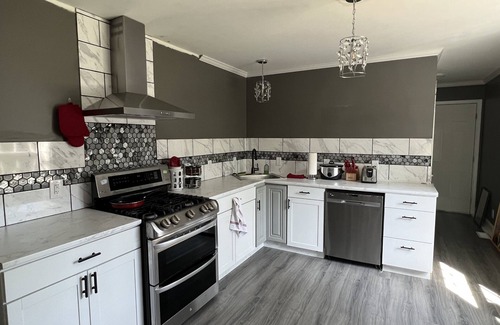 Laurel Lake Maison | Beautiful House BY THE LAKE NOT ON THE LAKE . Not on the lake. lake is1 Mile