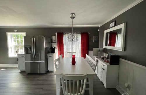 Laurel Lake Maison | Beautiful House BY THE LAKE NOT ON THE LAKE . Not on the lake. lake is1 Mile