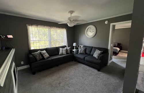 Laurel Lake Maison | Beautiful House BY THE LAKE NOT ON THE LAKE . Not on the lake. lake is1 Mile