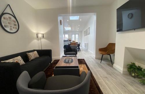 Eastbrook Maison | Beautiful House Sleeps 10 Guests, London, Near Eastbrook Film studios, Great Value for Families and Groups