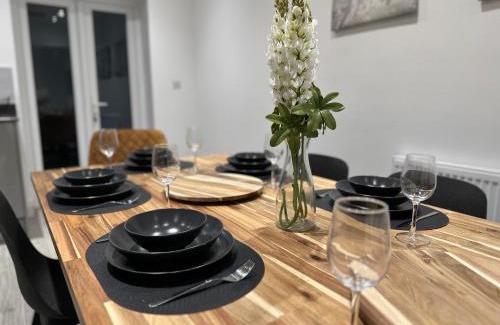 Eastbrook Maison | Beautiful House Sleeps 10 Guests, London, Near Eastbrook Film studios, Great Value for Families and Groups