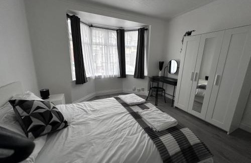 Eastbrook Maison | Beautiful House Sleeps 10 Guests, London, Near Eastbrook Film studios, Great Value for Families and Groups