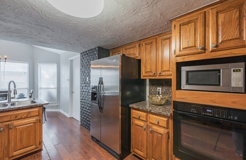 Hidden Forest Maison | Belle maison dans un quartier verdoyant et luxueux avec \ Sunroom, salle de jeux et terrasse extérieure