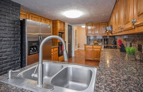 Hidden Forest Maison | Belle maison dans un quartier verdoyant et luxueux avec \ Sunroom, salle de jeux et terrasse extérieure