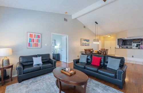 North San Antonio - SAT Maison | Beautiful House with Pool, Games & Relaxing Covered Patio