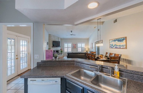 North San Antonio - SAT Maison | Beautiful House with Pool, Games & Relaxing Covered Patio