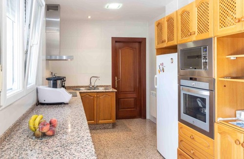 Durcal Villa | Belle maison avec 5 chambres, piscine, jardins et wifi