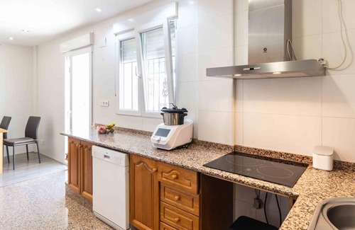 Durcal Villa | Belle maison avec 5 chambres, piscine, jardins et wifi