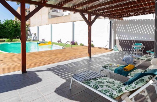 Durcal Villa | Belle maison avec 5 chambres, piscine, jardins et wifi