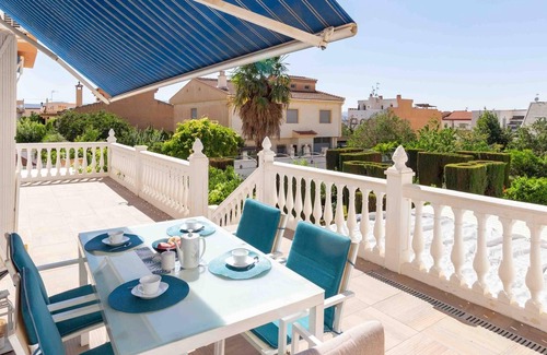 Durcal Villa | Belle maison avec 5 chambres, piscine, jardins et wifi
