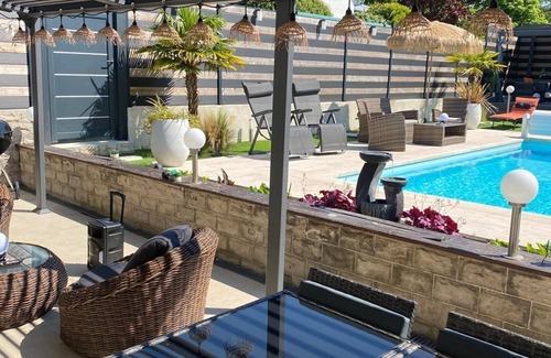 Saran Maison | Beautiful house with heated pool and jacuzzi 10 minutes from downtown