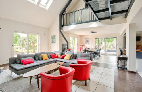 Epiniac Maison | Beautiful house with terrace and garden