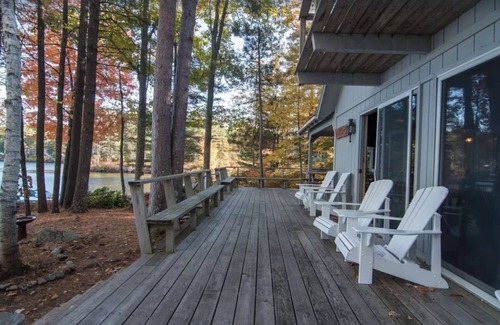 Barndoor Island Maison | Beautiful Island Lake House