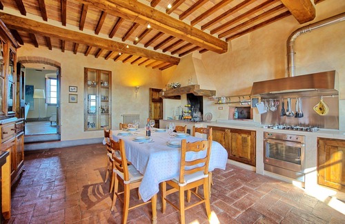 Colle di Val d'Elsa Appartement | Confortable appartement avec WIFI, TV, terrasse, vue panoramique et parking, près de San Gimignano