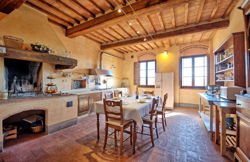 Colle di Val d'Elsa Appartement | Confortable appartement avec WIFI, TV, terrasse, vue panoramique et parking, près de San Gimignano
