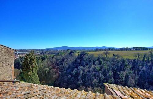 Colle di Val d'Elsa Appartement | Confortable appartement avec WIFI, TV, terrasse, vue panoramique et parking, près de San Gimignano