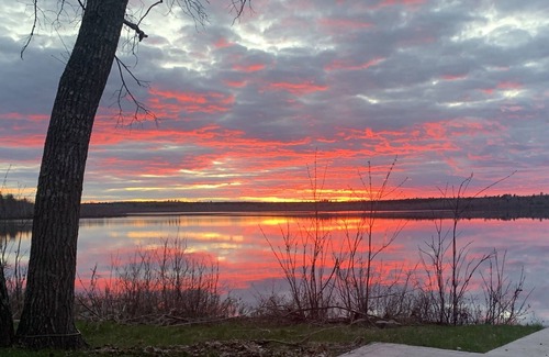 Sheffield Maison | Beautiful Lakefront Home on Indian Lake