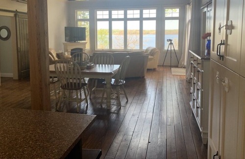 Sheffield Maison | Beautiful Lakefront Home on Indian Lake