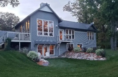 Detroit Lakes Cabine | Beautiful Lake front Property on Lake Munson. Family friendly!