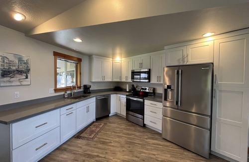 Silver Creek Maison | Beautiful Lake Home Front sur Acre avec bain à remous et un quai privé