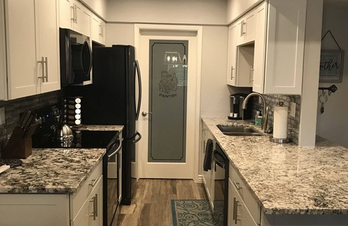 Desert Shores Copropriété | Beautiful Lake View Condo - Newly Remodeled + Free WiFi
