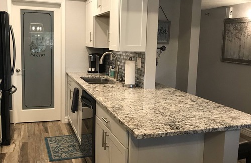 Desert Shores Copropriété | Beautiful Lake View Condo - Newly Remodeled + Free WiFi