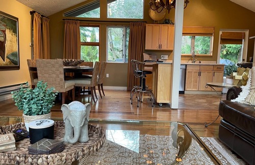 Sudden Valley Maison | Beautiful Lake Whatcom/Sudden Valley House Rental steps from the water